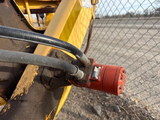 Image of New Holland 216 equipment image 3