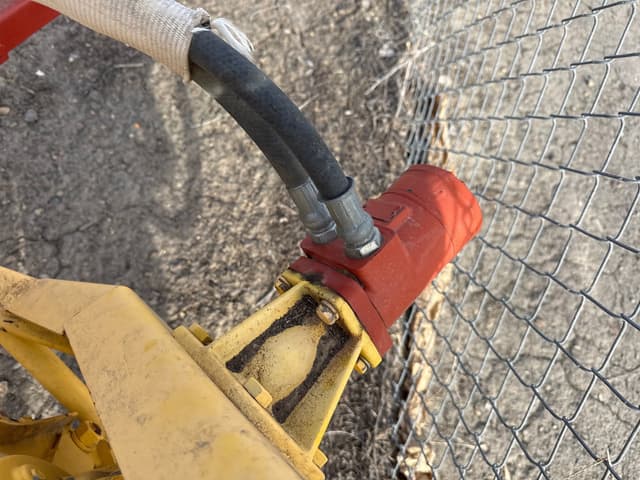 Image of New Holland 216 equipment image 4