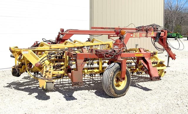 Image of New Holland 216 equipment image 4