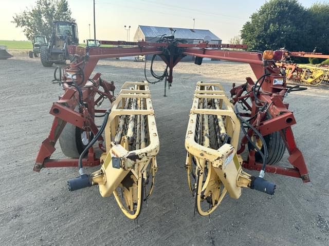 Image of New Holland 216 equipment image 3