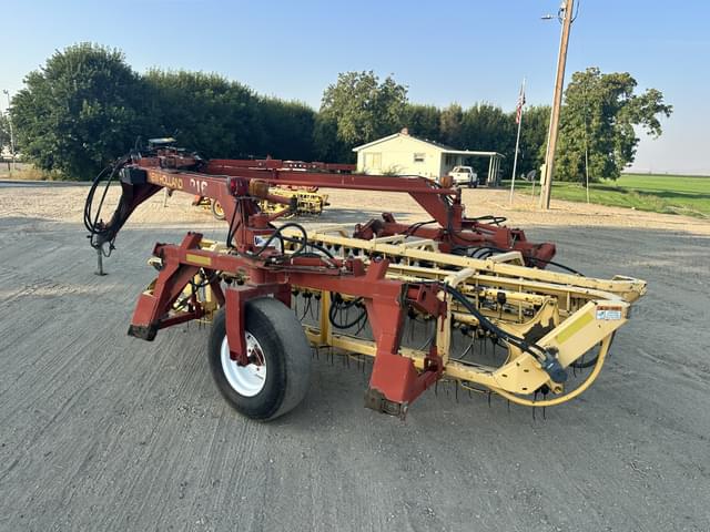 Image of New Holland 216 equipment image 2