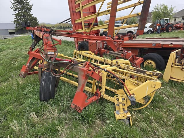 Image of New Holland 216 equipment image 1