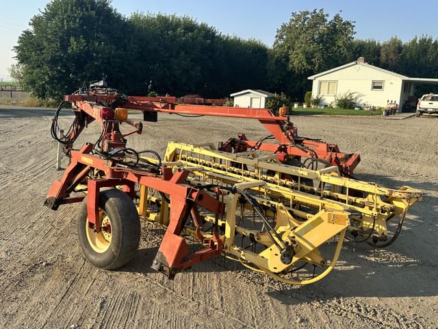 Image of New Holland 216 equipment image 3