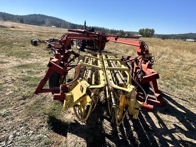 Image of New Holland 216 equipment image 3