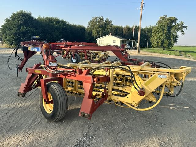 Image of New Holland 216 equipment image 3