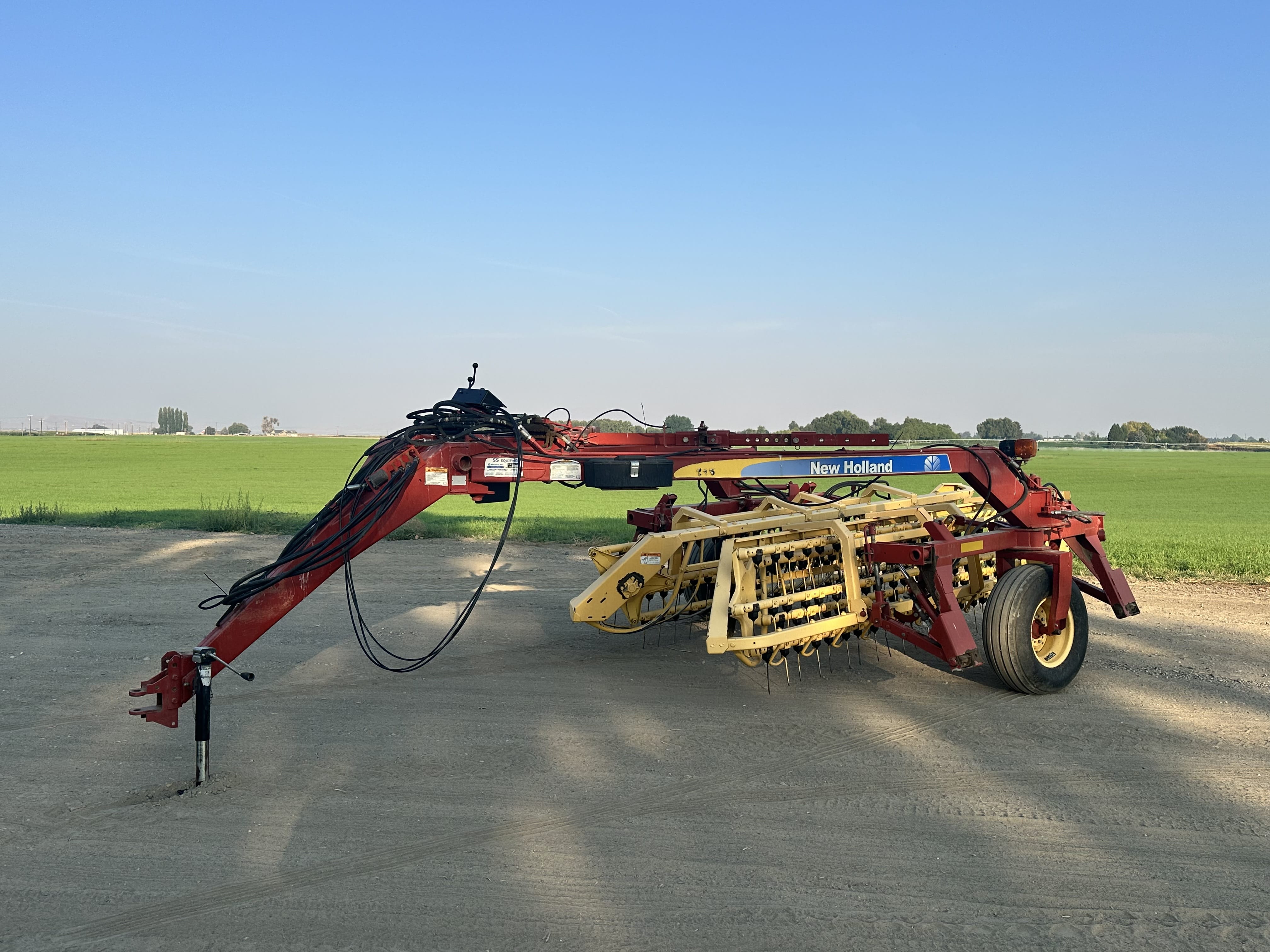 New Holland 216 Equipment Image0