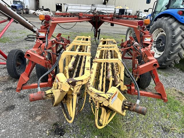 Image of New Holland 216 equipment image 2