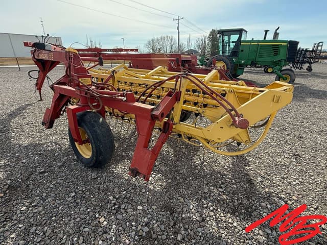 Image of New Holland 216 equipment image 3