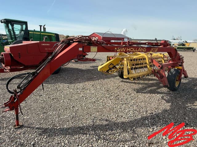 Image of New Holland 216 equipment image 4