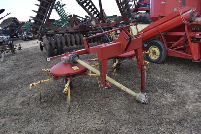 Image of New Holland 254 equipment image 2