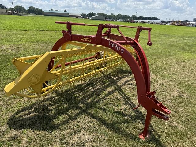 Image of New Holland 256 equipment image 2
