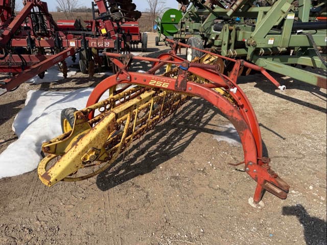 Image of New Holland 256 equipment image 4