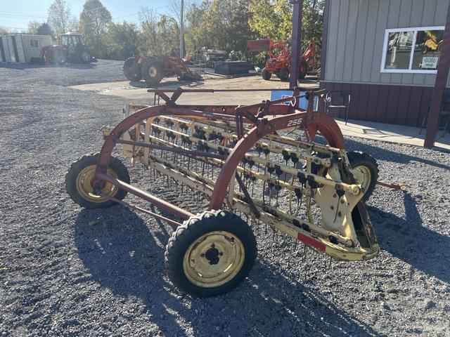 Image of New Holland 256 equipment image 4