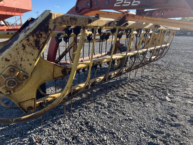 Image of New Holland 256 equipment image 3