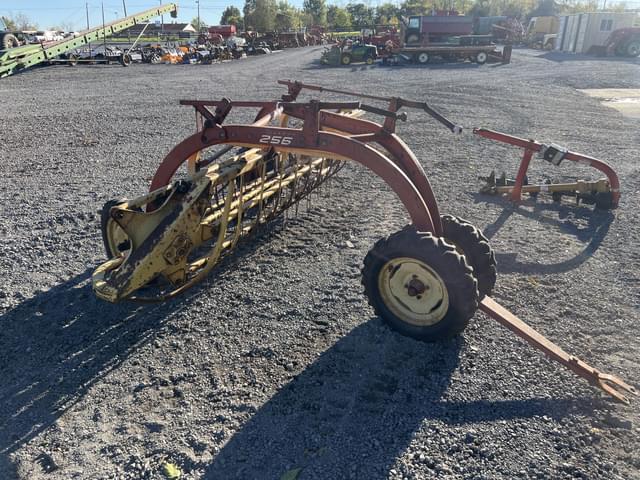 Image of New Holland 256 equipment image 2