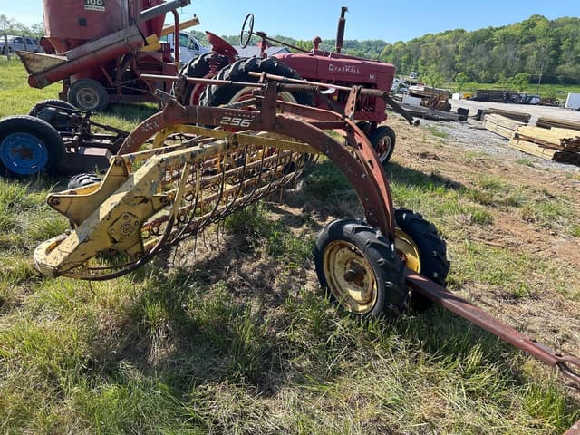 Image of New Holland 256 equipment image 4