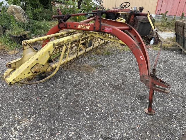 Image of New Holland 256 equipment image 4