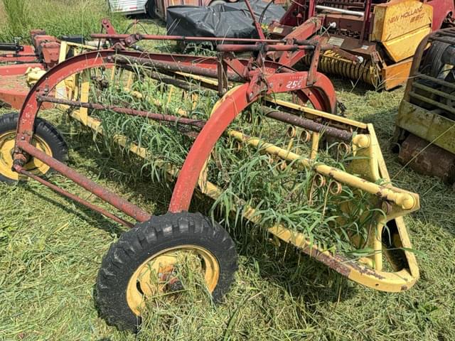 Image of New Holland 256 equipment image 4