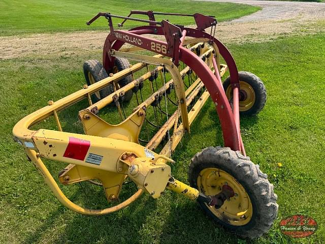Image of New Holland 255 equipment image 4