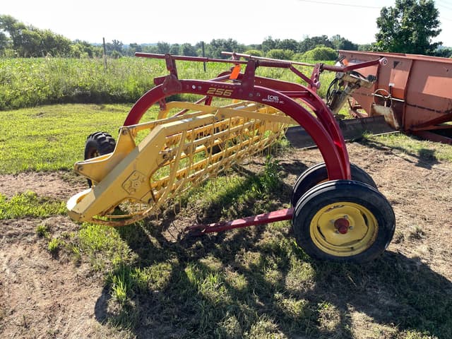 Image of New Holland 256 equipment image 2