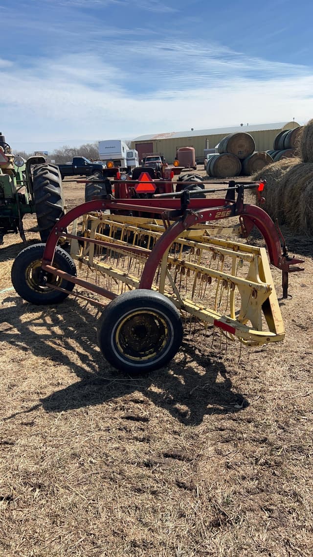 Image of New Holland 256 equipment image 2