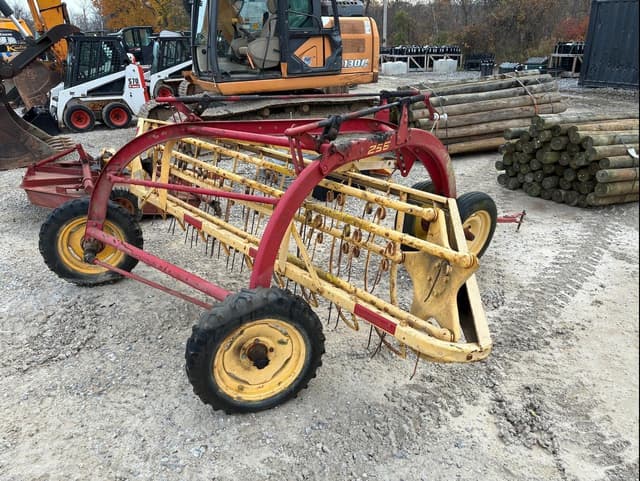 Image of New Holland 256 equipment image 3