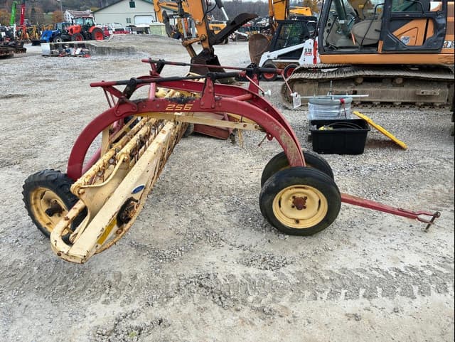 Image of New Holland 256 equipment image 2