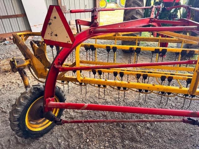 Image of New Holland 256 equipment image 4