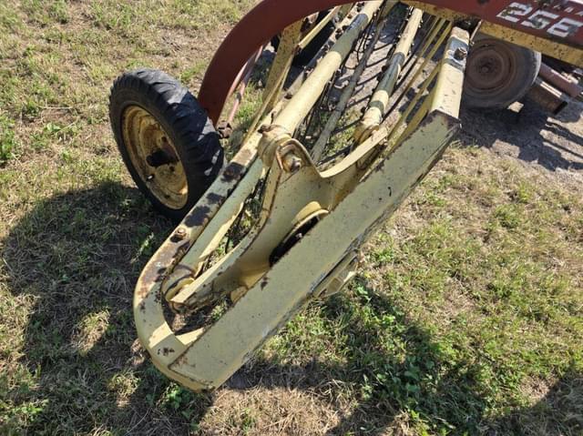 Image of New Holland 256 equipment image 2