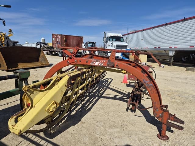 Image of New Holland 256 equipment image 2