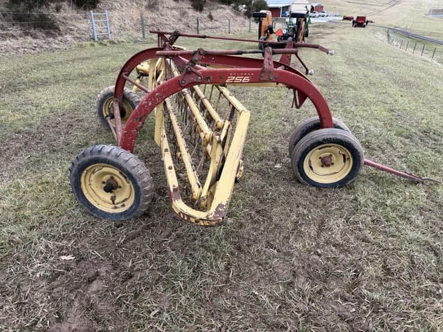 Image of New Holland 256 equipment image 2