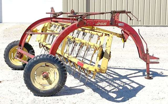 Image of New Holland 256 equipment image 2