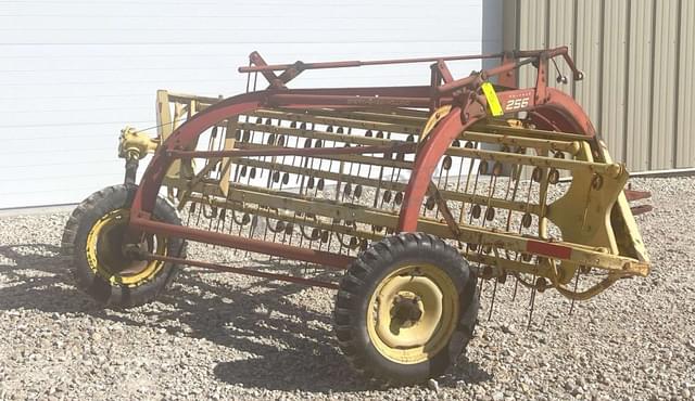 Image of New Holland 256 equipment image 4