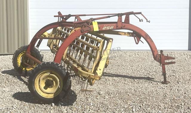 Image of New Holland 256 equipment image 2