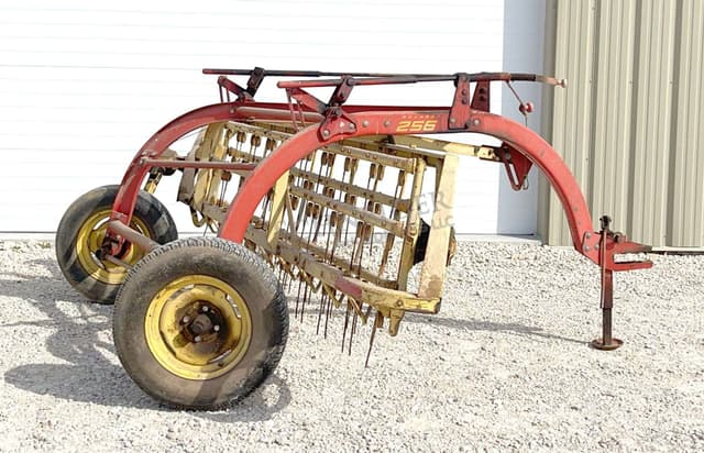 Image of New Holland 256 equipment image 2