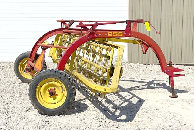 Image of New Holland 256 equipment image 2