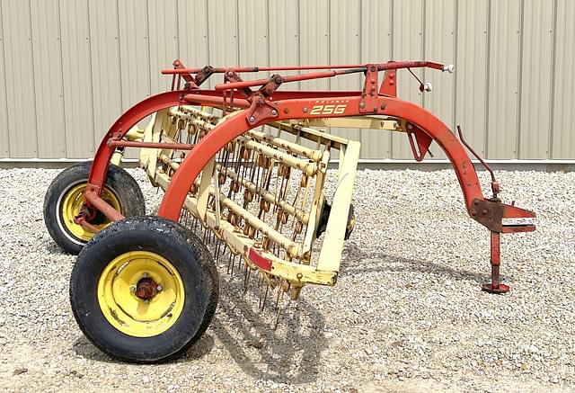 Image of New Holland 256 equipment image 2