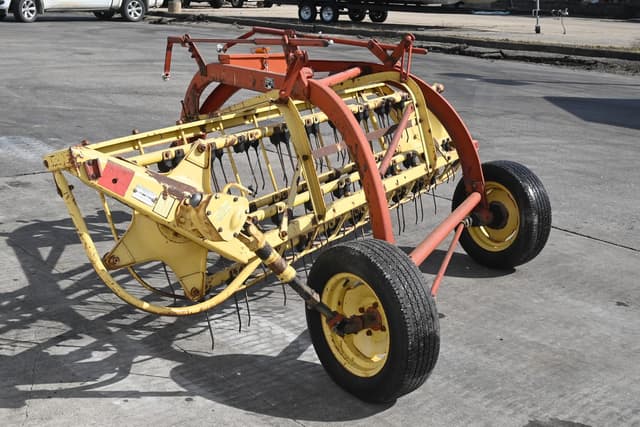 Image of New Holland 256 equipment image 4