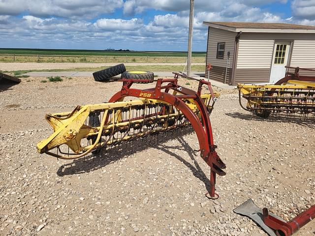 Image of New Holland 258 equipment image 4