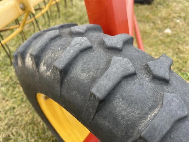 Image of New Holland 258 equipment image 4