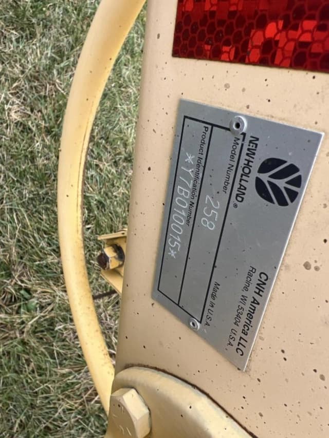 Image of New Holland 258 equipment image 3