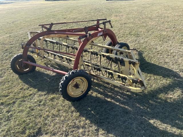 Image of New Holland 258 equipment image 2