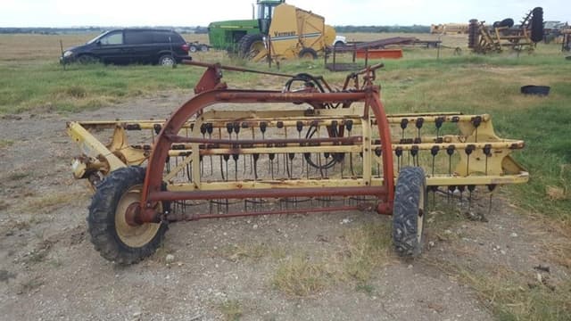 Image of New Holland 258 equipment image 3