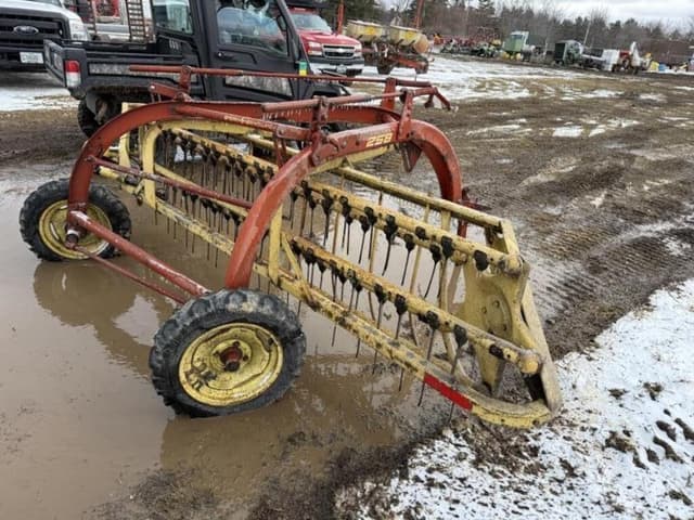 Image of New Holland 258 equipment image 2