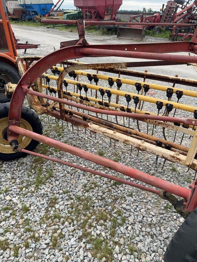 Image of New Holland 258 equipment image 4