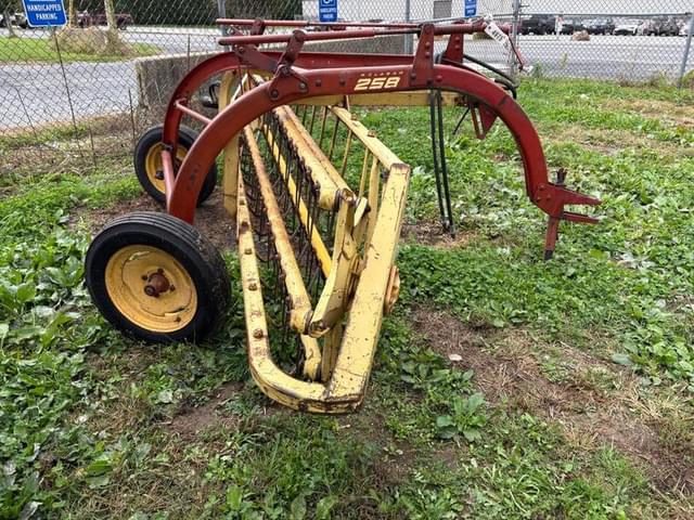 Image of New Holland 258 equipment image 3