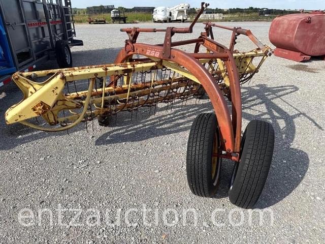 Image of New Holland 258 equipment image 1