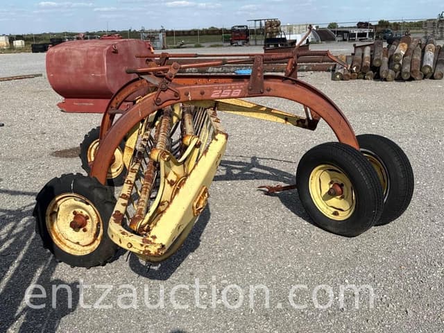 Image of New Holland 258 equipment image 2