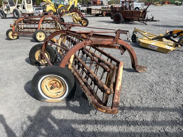 Image of New Holland 258 equipment image 4