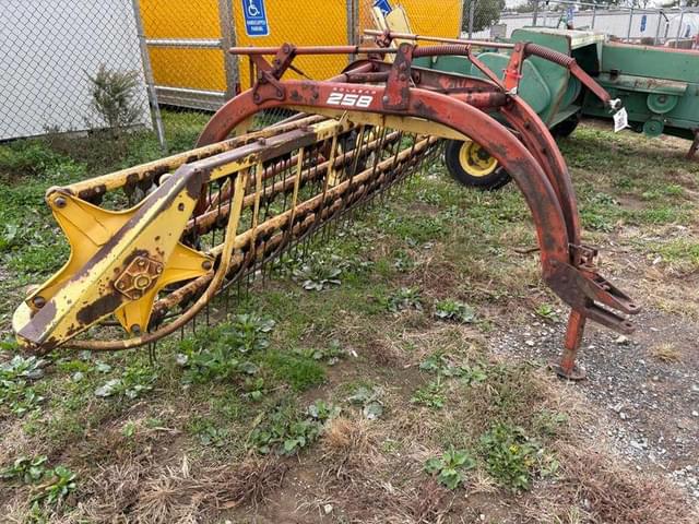 Image of New Holland 258 equipment image 2
